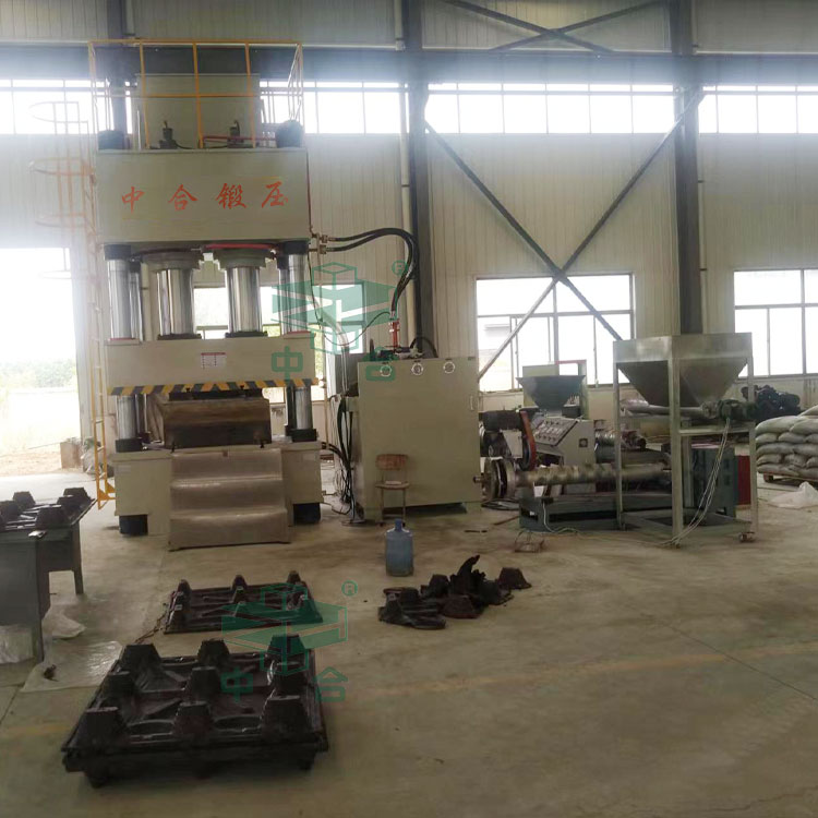 800噸塑料托盤成型液壓機(jī)客戶現(xiàn)場(chǎng).jpg 800噸塑料托盤成型液壓機(jī)客戶現(xiàn)場(chǎng).jpg