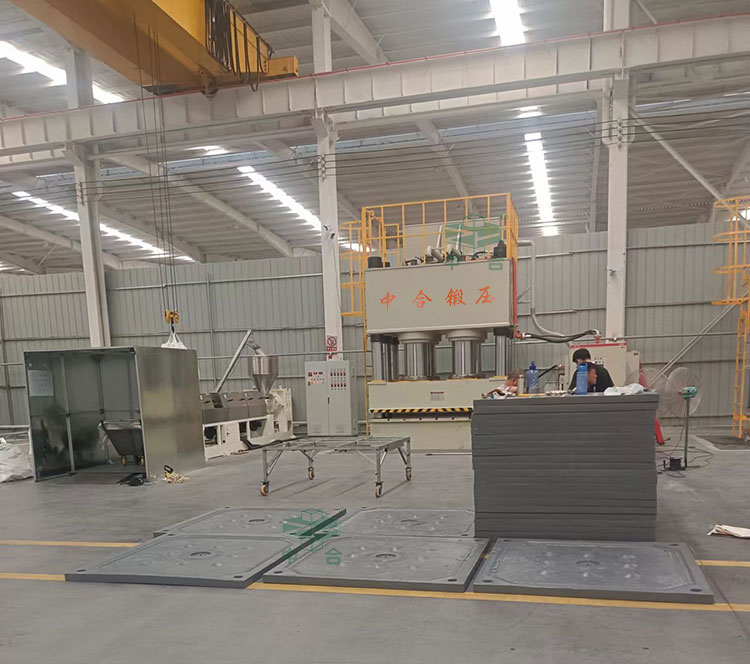 2000噸壓濾機濾板成型液壓機客戶現場 2000噸壓濾機濾板成型液壓機客戶現場