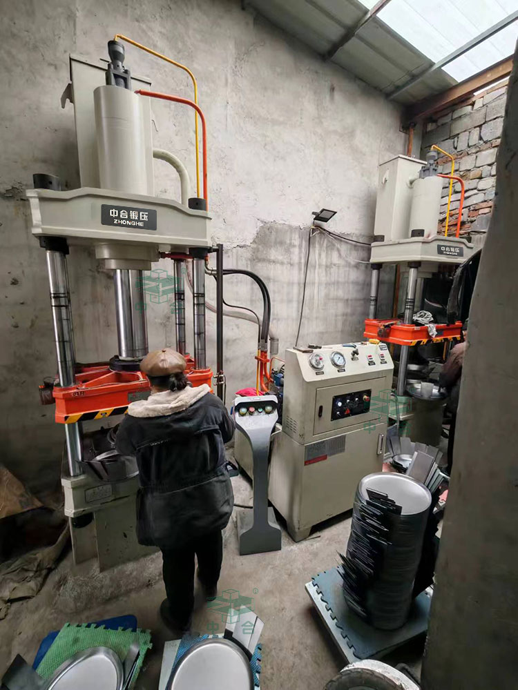 100噸三梁四柱液壓機.jpg 100噸三梁四柱液壓機.jpg