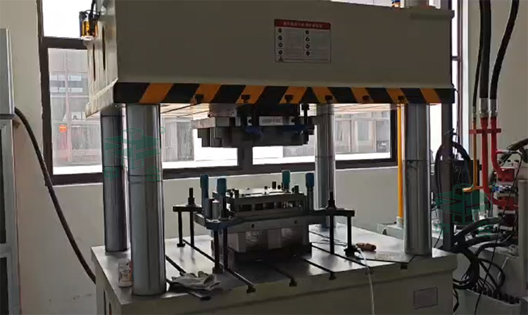 315噸四柱液壓機加工現場.jpg 315噸四柱液壓機加工現場.jpg