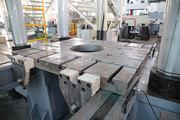 800噸四柱液壓機(jī)細(xì)節(jié)(圖1).jpg 800噸四柱液壓機(jī)細(xì)節(jié)(圖1).jpg