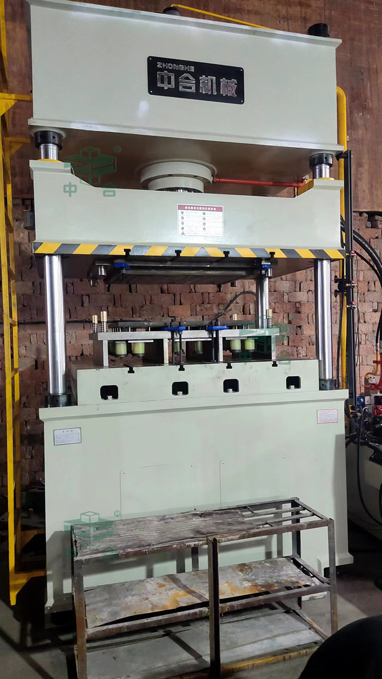 200噸四柱拉伸液壓機客戶現場.jpg 200噸四柱拉伸液壓機客戶現場.jpg