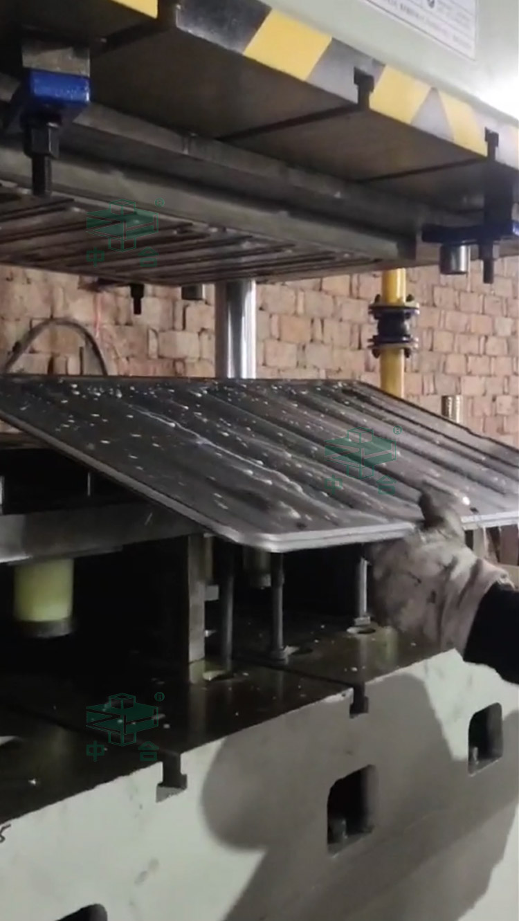 200噸四柱液壓機拉伸節能燈后殼.jpg 200噸四柱液壓機拉伸節能燈后殼.jpg