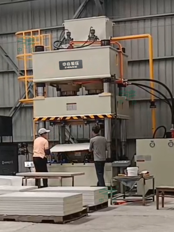 630噸墻面裝飾板成型液壓機現場 630噸墻面裝飾板成型液壓機現場