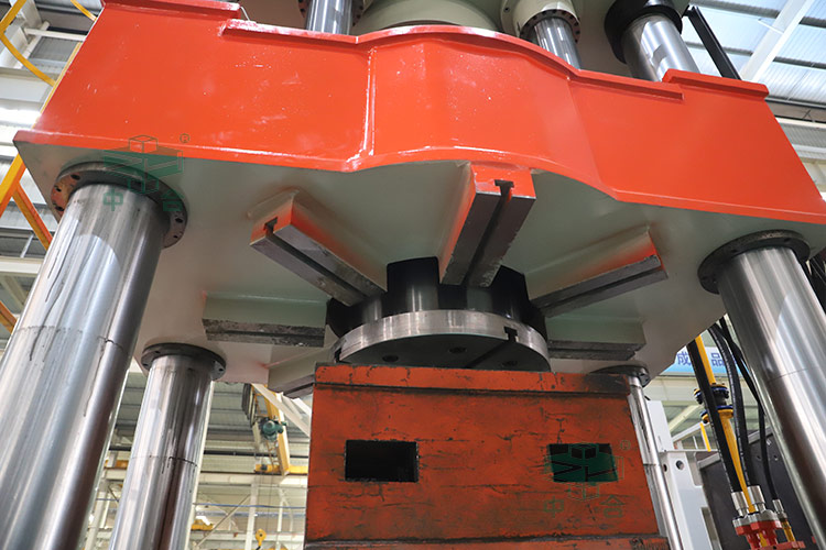 封頭液壓機細節.jpg 封頭液壓機細節.jpg