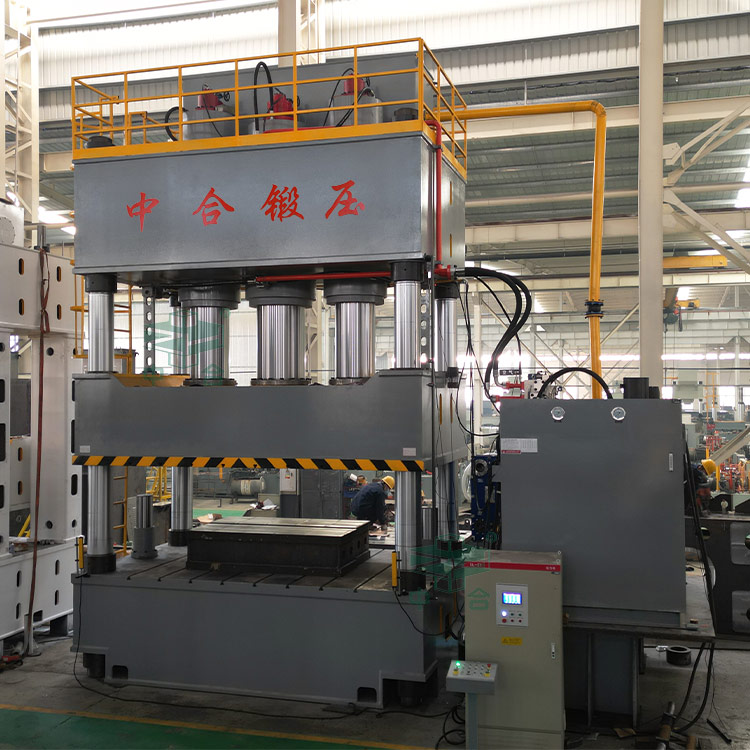 2000噸復(fù)合電纜溝蓋板成型液壓機車間實物