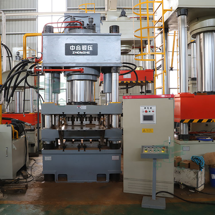 630噸四梁四柱液壓機(jī)車間實(shí)物.jpg 630噸四梁四柱液壓機(jī)車間實(shí)物.jpg