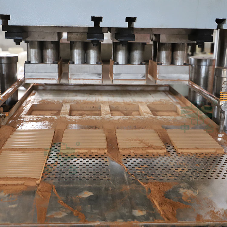 630噸粉末壓塊機(jī)試機(jī).jpg 630噸粉末壓塊機(jī)試機(jī).jpg