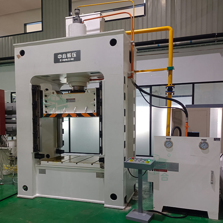 150噸汽車內飾件成型液壓機安裝完成 150噸汽車內飾件成型液壓機安裝完成