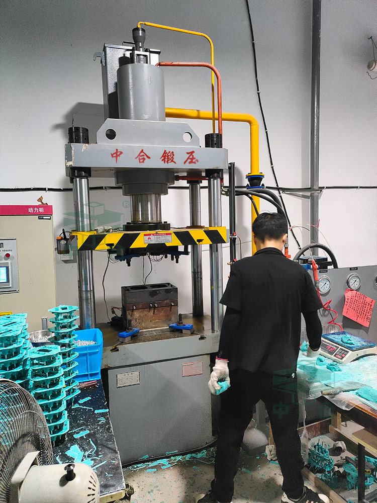 125噸電機接線端子熱壓成型液壓機.jpg 125噸電機接線端子熱壓成型液壓機.jpg