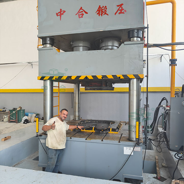 1000噸四柱液壓機(jī).jpg 1000噸四柱液壓機(jī).jpg