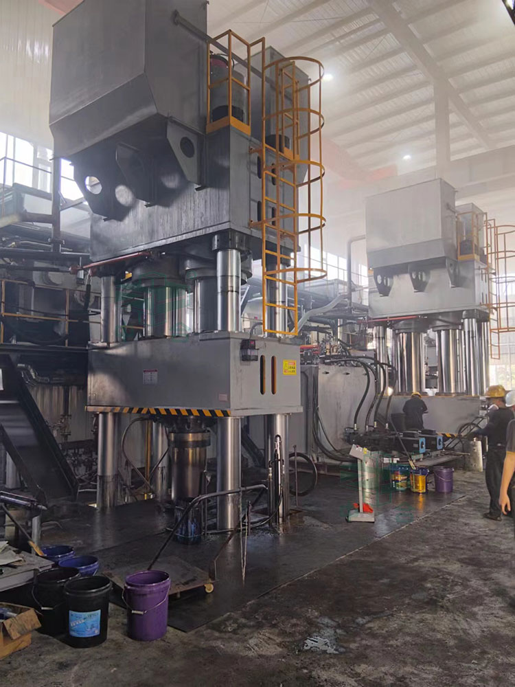 2000噸石墨坩堝液壓機現場.jpg 2000噸石墨坩堝液壓機現場.jpg