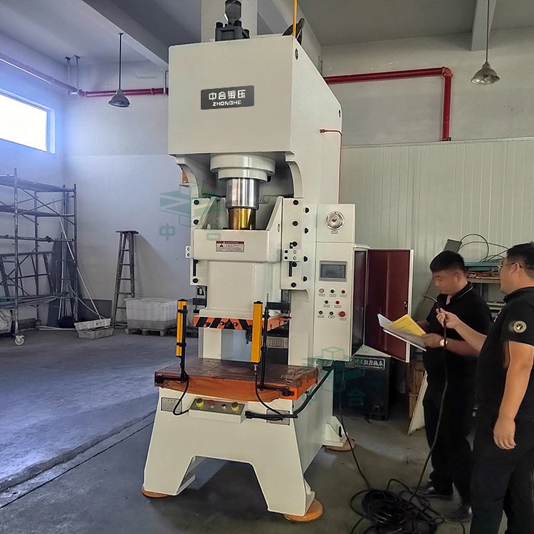 100噸液壓沖床現場安裝調試.jpg 100噸液壓沖床現場安裝調試.jpg