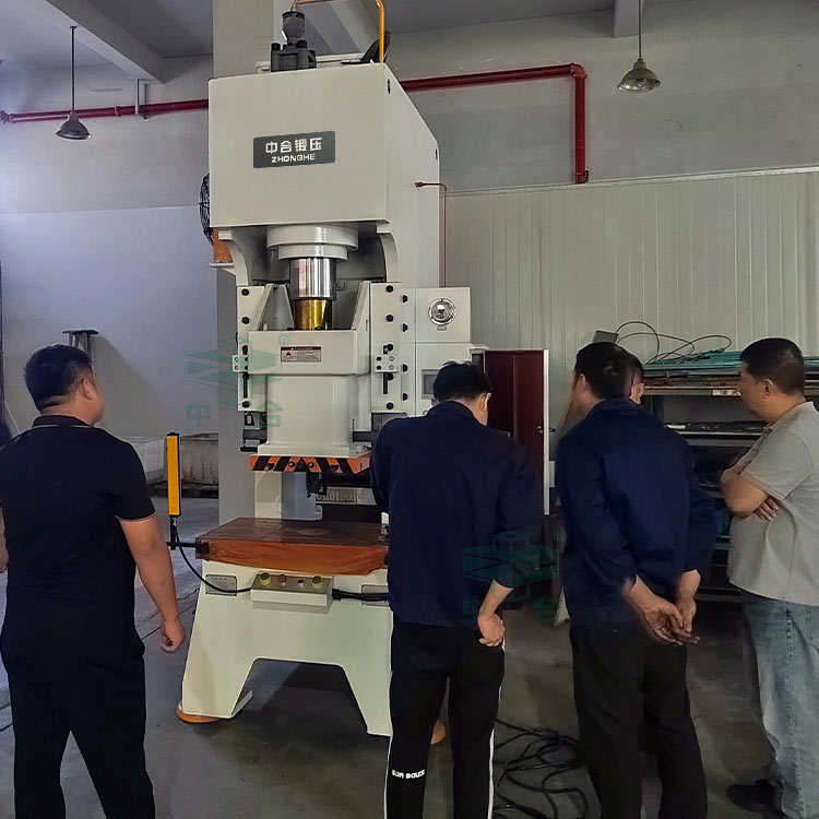 現場培訓客戶使用100噸液壓沖床.jpg 現場培訓客戶使用100噸液壓沖床.jpg