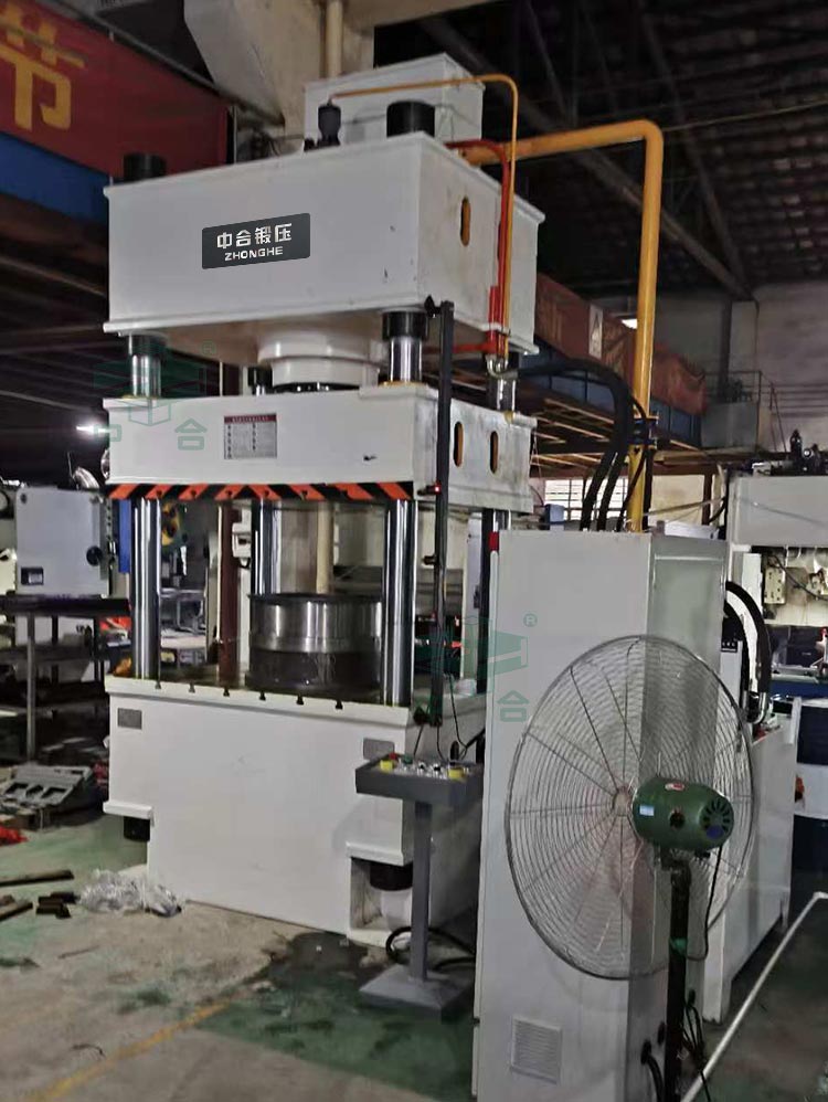 315噸不銹鋼制品拉伸液壓機試機.jpg 315噸不銹鋼制品拉伸液壓機試機.jpg