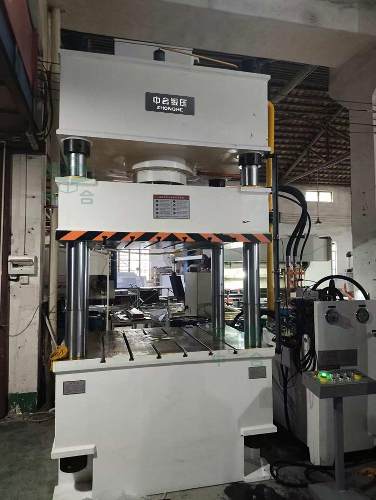 315噸三梁四柱液壓機現場.jpg 315噸三梁四柱液壓機現場.jpg