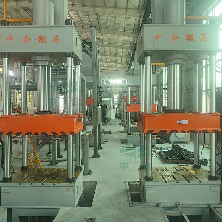 200噸石墨粉末成型液壓機安裝.jpg 200噸石墨粉末成型液壓機安裝.jpg