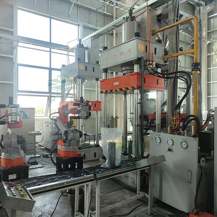 200噸石墨粉末成型液壓機現場.jpg 200噸石墨粉末成型液壓機現場.jpg