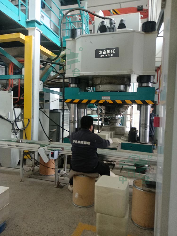 800噸牛羊舔磚液壓機