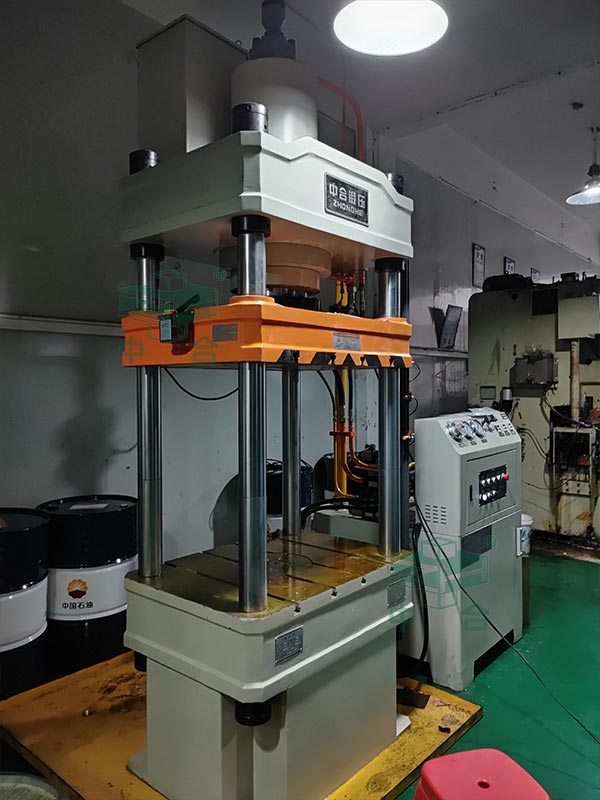 200噸三梁四柱液壓機.jpg 200噸三梁四柱液壓機.jpg