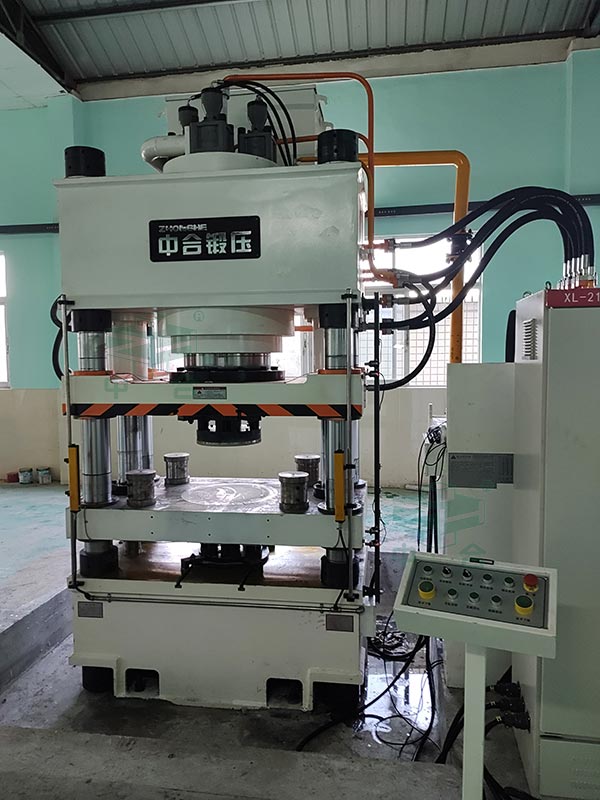 630噸陶瓷粉末成型液壓機現場.jpg 630噸陶瓷粉末成型液壓機現場.jpg