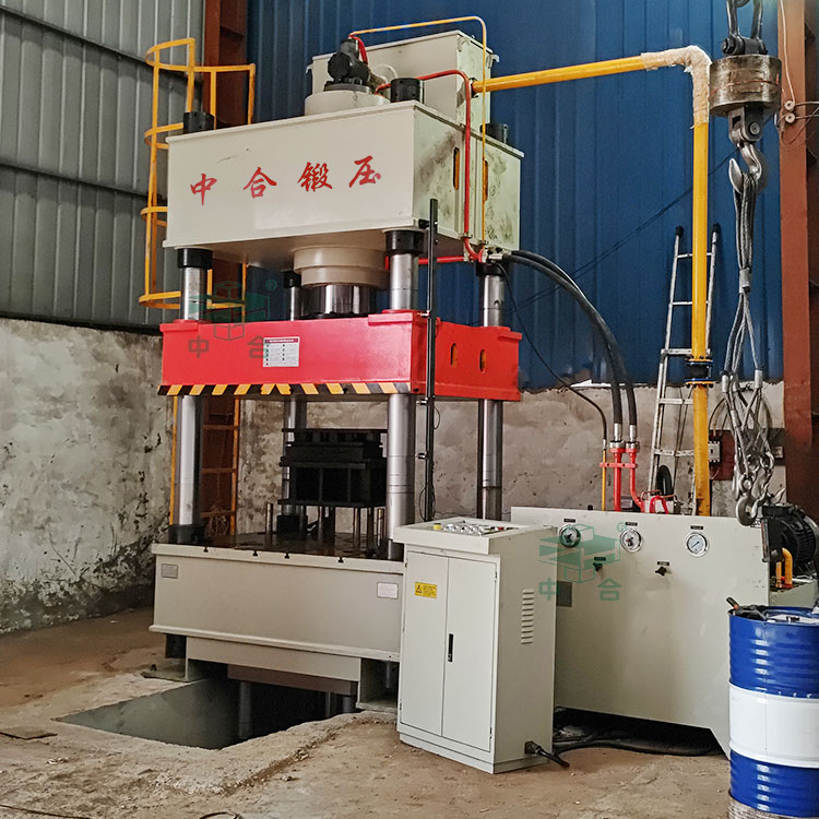 500噸四柱液壓機(jī)現(xiàn)場(chǎng).jpg
