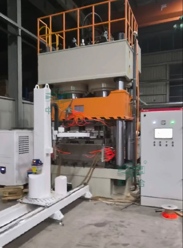 塑料托盤(pán)生產(chǎn)線現(xiàn)場(chǎng).jpg 塑料托盤(pán)生產(chǎn)線現(xiàn)場(chǎng).jpg