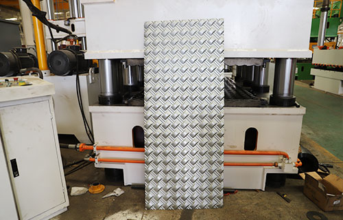 鋼木門壓花機哪家好？價格怎么樣？