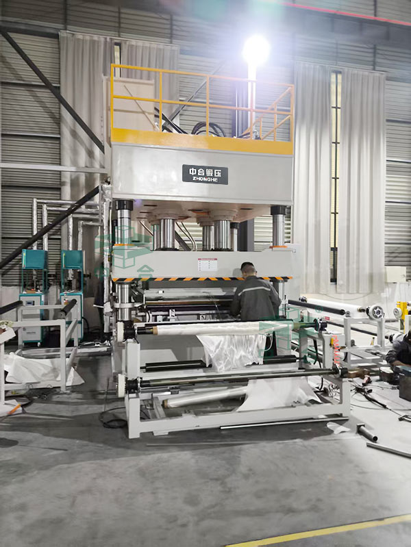 630噸防彈無紡布熱壓成型液壓機.jpg 630噸防彈無紡布熱壓成型液壓機.jpg