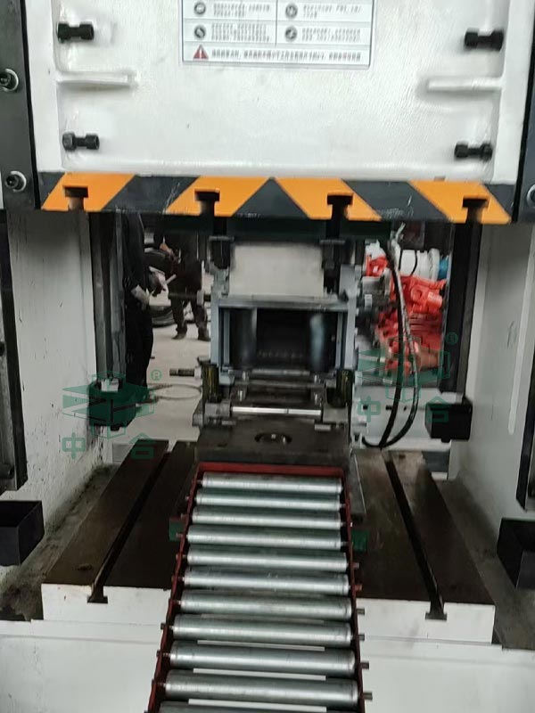 315噸框架式液壓機.jpg 315噸框架式液壓機.jpg