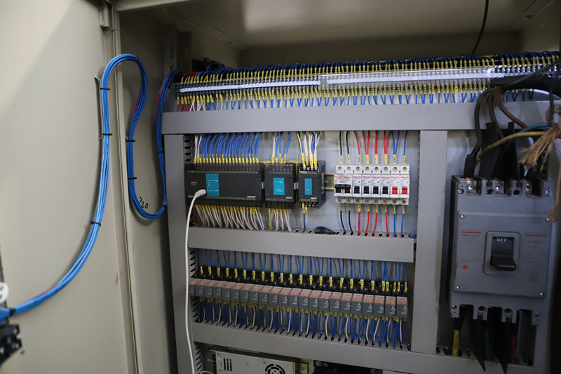 復合材料模壓成型設備_1500噸液壓機_雙移動工作臺(圖6) 復合材料模壓成型設備_1500噸液壓機_雙移動工作臺(圖6)