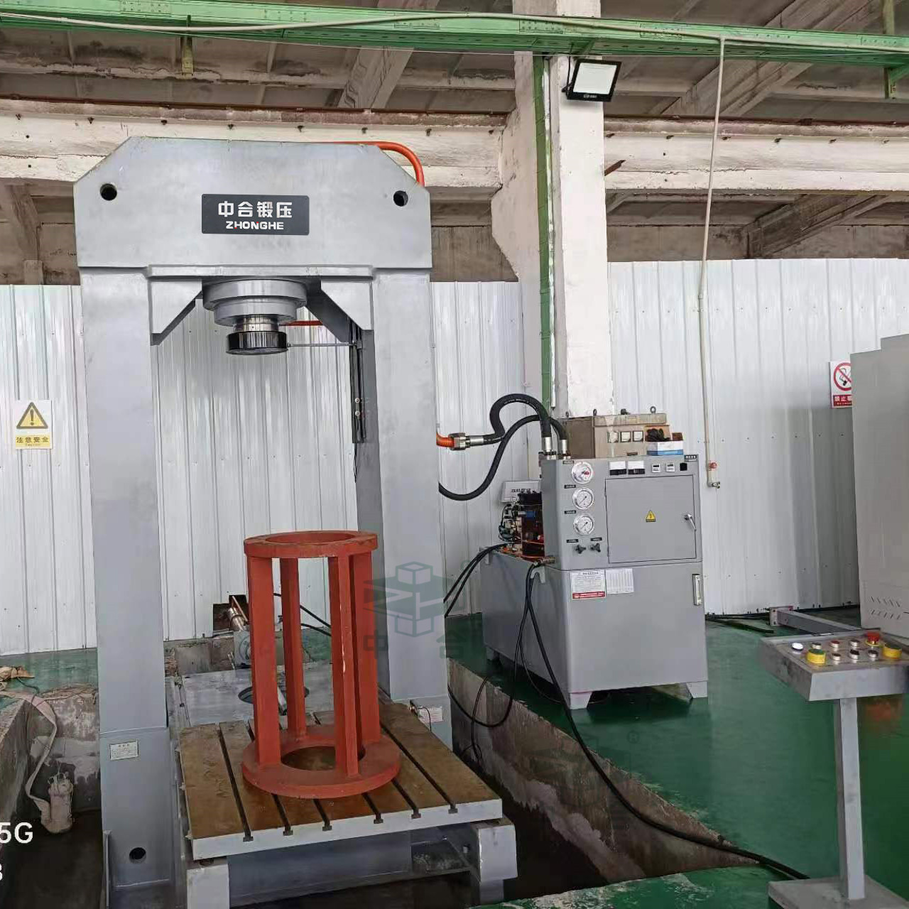 315噸龍門液壓機(jī)-鋼板校直設(shè)備(圖1) 315噸龍門液壓機(jī)-鋼板校直設(shè)備(圖1)