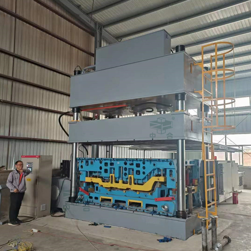 315噸汽車內飾件成型液壓機現場