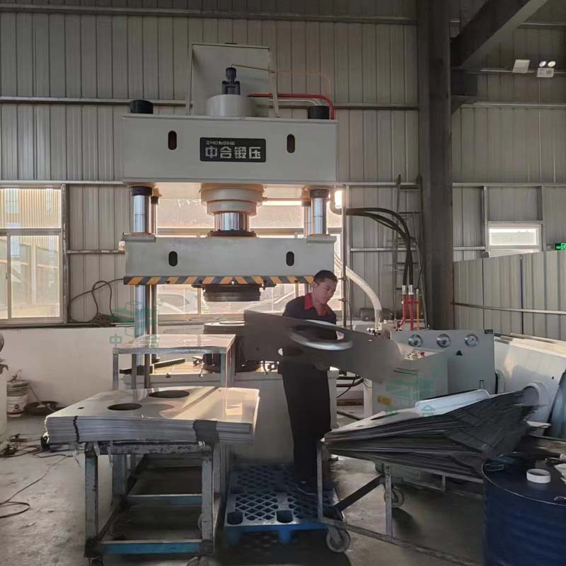 不銹鋼燃氣灶臺液壓機-315噸四柱液壓機-薄板拉伸機(圖3) 不銹鋼燃氣灶臺液壓機-315噸四柱液壓機-薄板拉伸機(圖3)