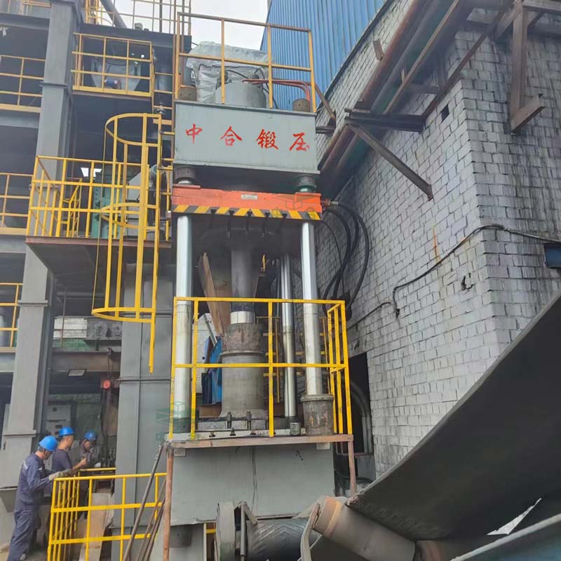 630噸活性炭粉末成型液壓機現場 630噸活性炭粉末成型液壓機現場